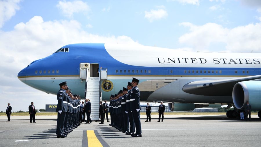 Falha t&eacute;cnica faz avi&atilde;o de Trump retornar &agrave; base e viagem a Davos &eacute; retomada em outra aeronave