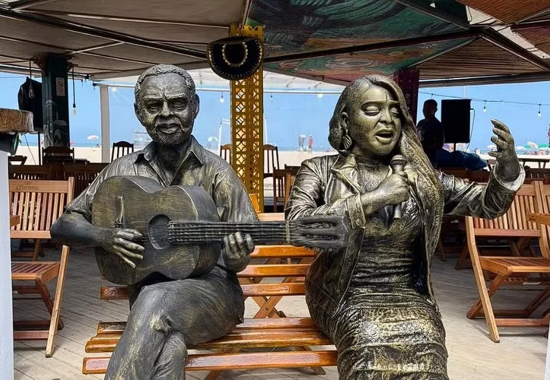 Preta Gil ganha est&aacute;tua ao lado da de Gilberto Gil na orla de Copacabana