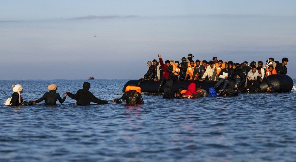 Quase 400 migrantes s&atilde;o resgatados no Canal da Mancha; mortes voltam a ser registradas