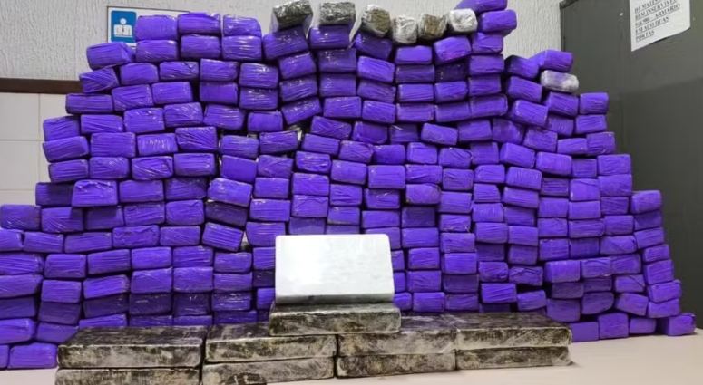 Homem &eacute; preso com quase 300 tabletes de drogas em van de turismo na BA-026, em Urandi (BA)