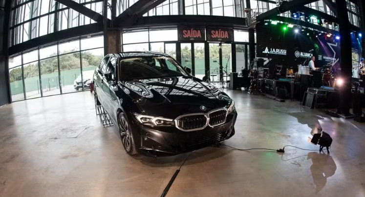 Corretor de Itapema (SC) ganha BMW de R$ 300 mil ap&oacute;s venda milion&aacute;ria em arranha-c&eacute;u de luxo