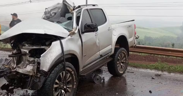 Motorista morre em colis&atilde;o entre caminhonete e carreta na BR-282 em Pinhalzinho (SC)