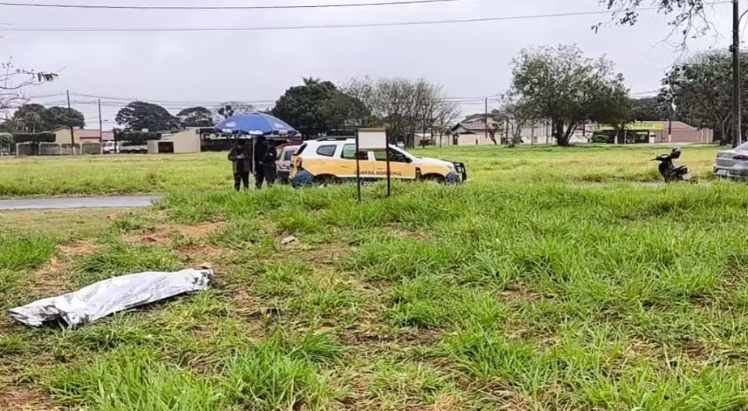 Homem de 35 anos &eacute; encontrado morto em terreno baldio em Dourados MS