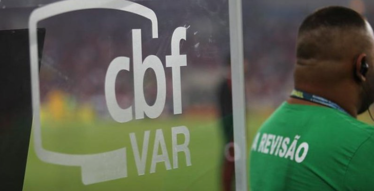 CBF divulga &aacute;udio do VAR sobre lance de Gustavo G&oacute;mez em Wanderson no empate do Palmeiras