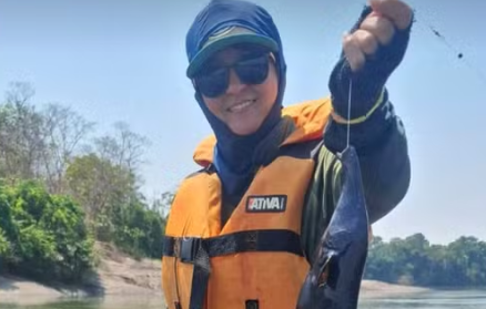 Mulher captura peixe amaz&ocirc;nico raro em pescaria no Rio Teles Pires, em Carlinda (MT)