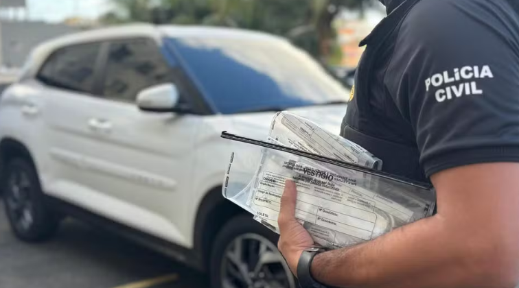 Mulher &eacute; presa por vender atestados falsos ap&oacute;s ser flagrada por chefe em c&acirc;mera de seguran&ccedil;a