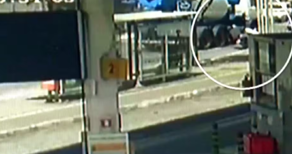 Motociclista morre ap&oacute;s escorregar e cair na frente de caminh&atilde;o em Vit&oacute;ria ES