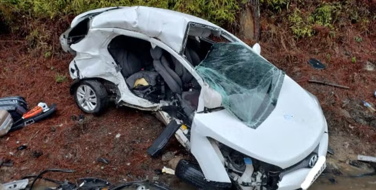 Dois jovens morrem em grave acidente entre carro e caminhonete na BR-282