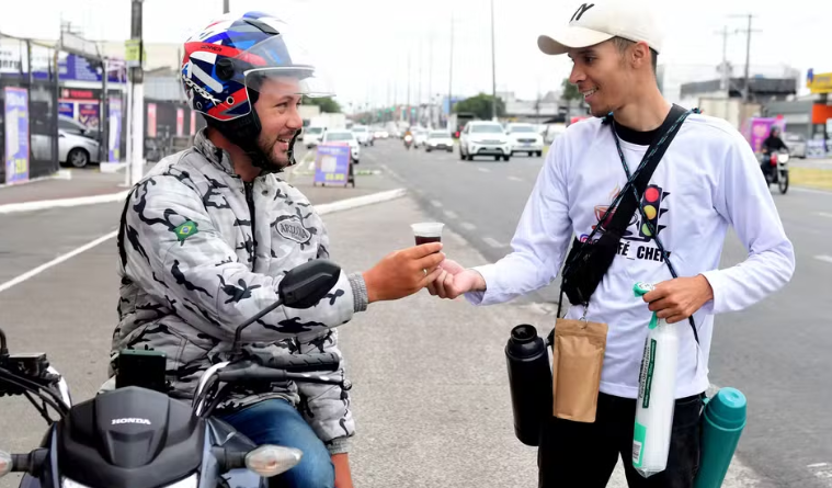 Vendedor viraliza com ‘Pix da Confian&ccedil;a’ e fatura mais de R$ 2 mil vendendo caf&eacute; a R$ 2 em sem&aacute;foro