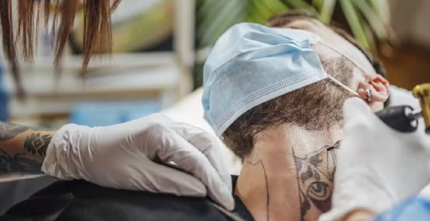 Tatuador &eacute; condenado por fazer tatuagem em adolescente sem autoriza&ccedil;&atilde;o dos pais em SC