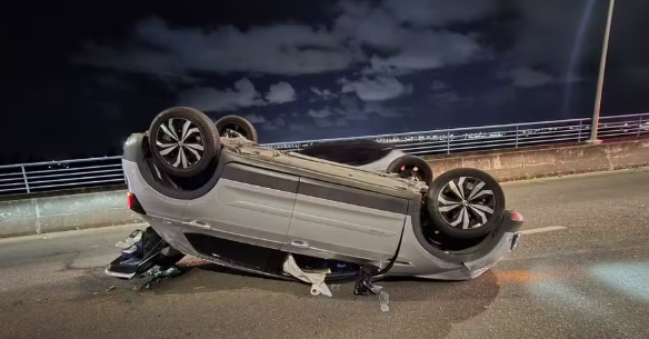 Carro capota em ponte entre Aracaju e Barra dos Coqueiros ap&oacute;s colis&atilde;o