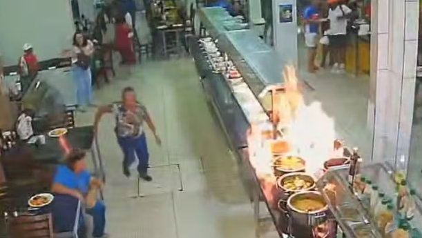 V&iacute;deo de seguran&ccedil;a flagra explos&atilde;o em churrascaria na Bahia causada por panela com &aacute;lcool; 7 ficam feridos