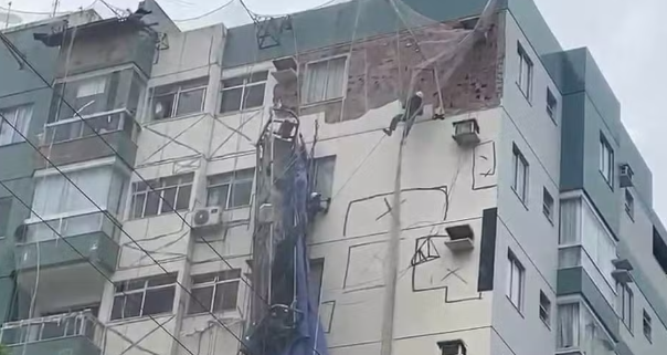Tr&ecirc;s trabalhadores ficam pendurados ap&oacute;s andaime se desprender de pr&eacute;dio em Vit&oacute;ria; todos s&atilde;o resgatados