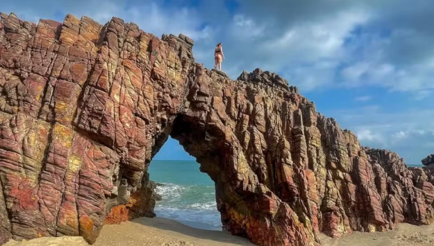 Influenciadora fitness &eacute; multada ap&oacute;s subir na Pedra Furada, em Jericoacoara CE