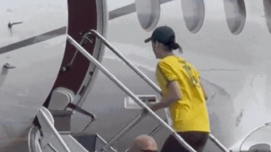 Katy Perry &eacute; vista com camisa do Brasil e faz f&atilde;s especularem sobre sua passagem por Santa Catarina