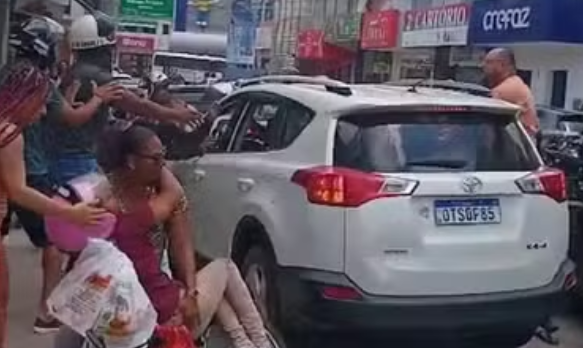 Motorista atropela motociclistas durante protesto contra reajuste de combust&iacute;veis no interior da Bahia