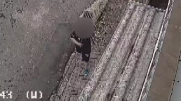 Adolescente de 13 anos cai em buraco que se abriu em cal&ccedil;ada de Curitiba PR