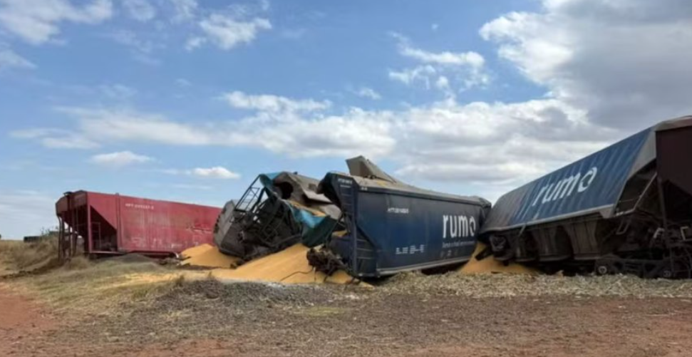 Trem de carga colide com caminh&atilde;o em Araraquara e 15 vag&otilde;es descarrilam