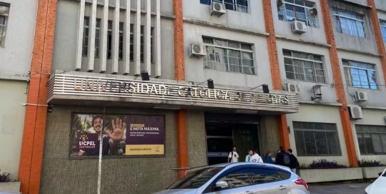 Funcion&aacute;rio da Universidade Cat&oacute;lica de Pelotas &eacute; demitido por suspeita de gravar mulheres em banheiro