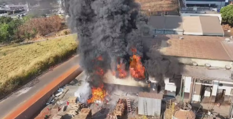 Inc&ecirc;ndio atinge dep&oacute;sito de produtos qu&iacute;micos em Goi&acirc;nia; dois funcion&aacute;rios intoxicados