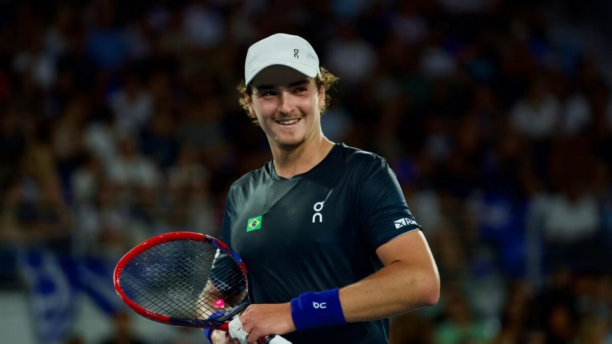 Jo&atilde;o Fonseca vence Tsitsipas fora de casa e recoloca Brasil na elite da Copa Davis