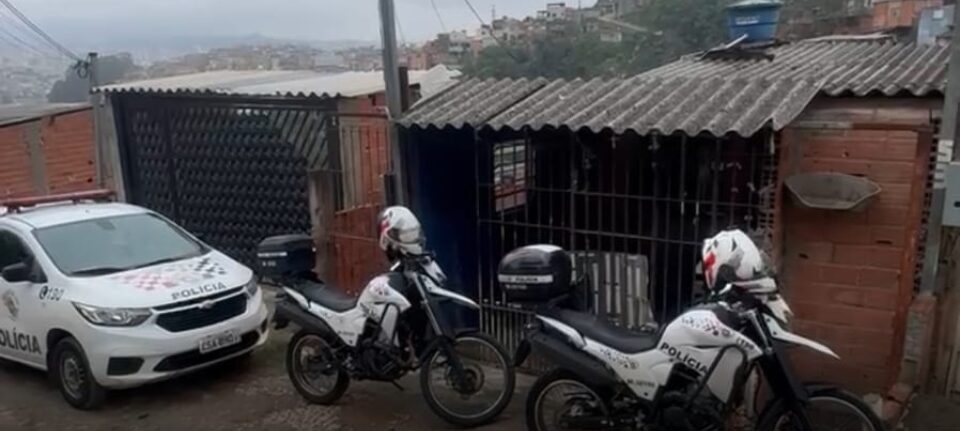 Pol&iacute;cia Militar desmantela desmanche de motos e apreende aves silvestres em Mau&aacute; SP