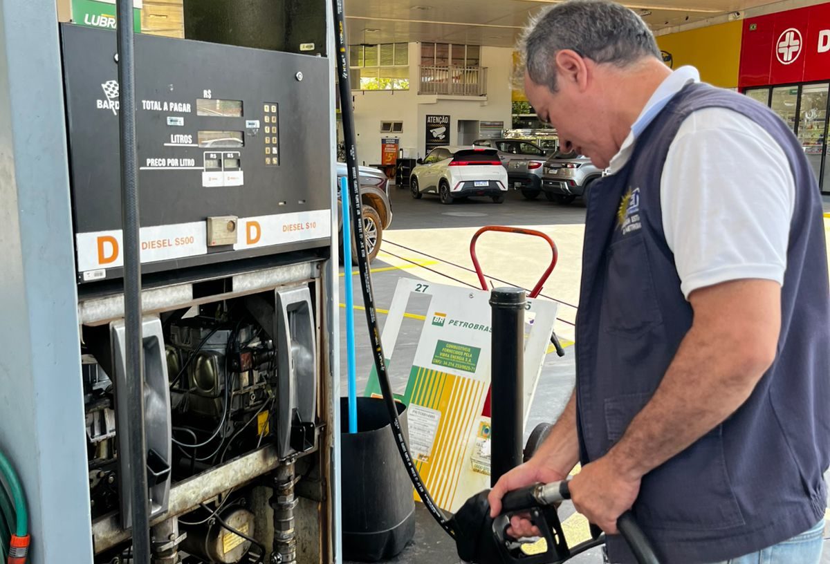 Em Opera&ccedil;&atilde;o Abastecimento Seguro, Ag&ecirc;ncia de Metrologia fiscaliza dezessete postos de combust&iacute;vel e encontra 04 bombas irregulares