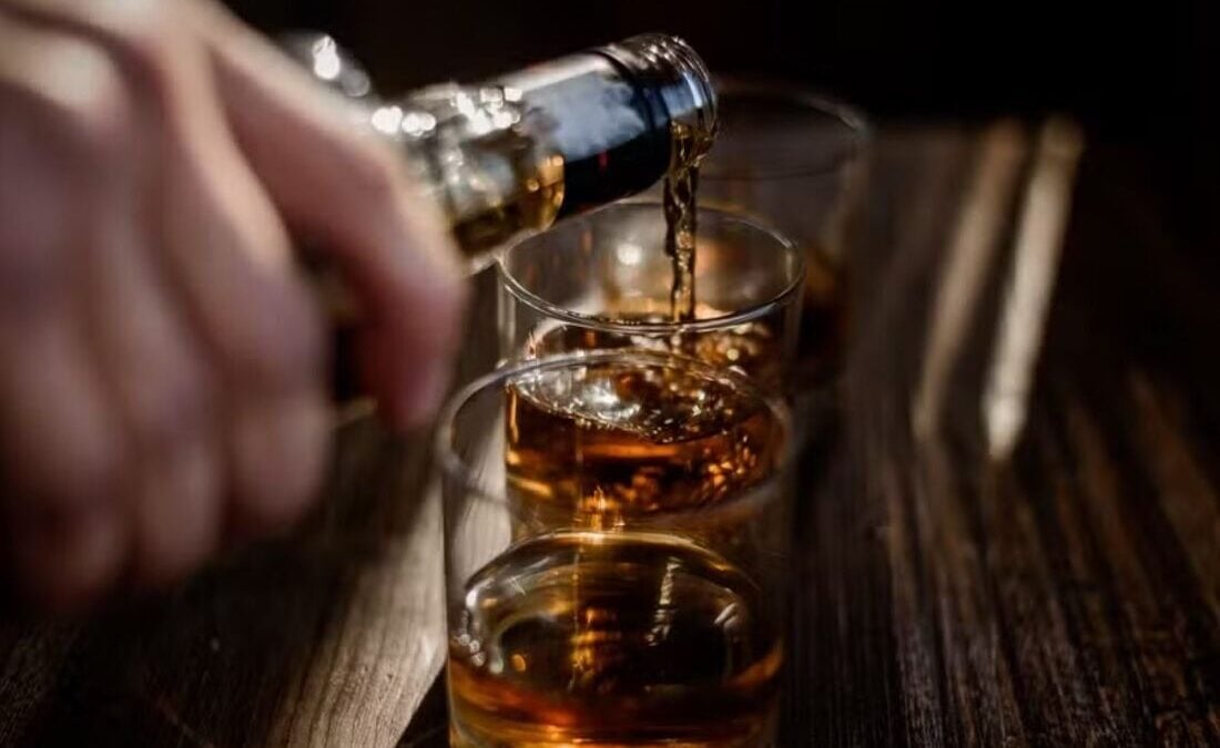 &Aacute;lcool com energ&eacute;tico: combina&ccedil;&atilde;o comum que amea&ccedil;a a sa&uacute;de bucal