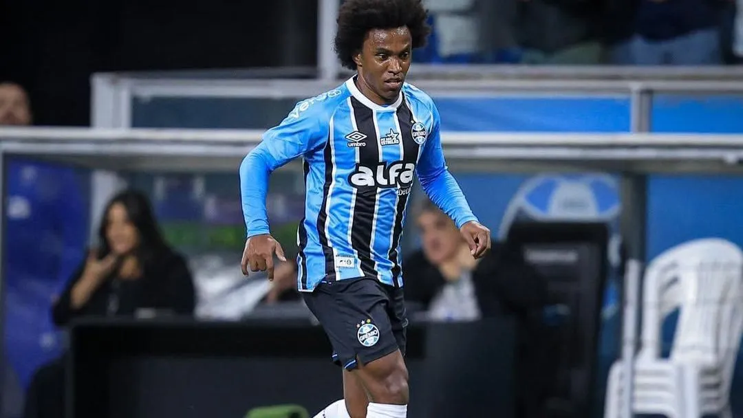 Willian deixa jogo do Gr&ecirc;mio com 20 minutos ap&oacute;s pancada contra o Vit&oacute;ria