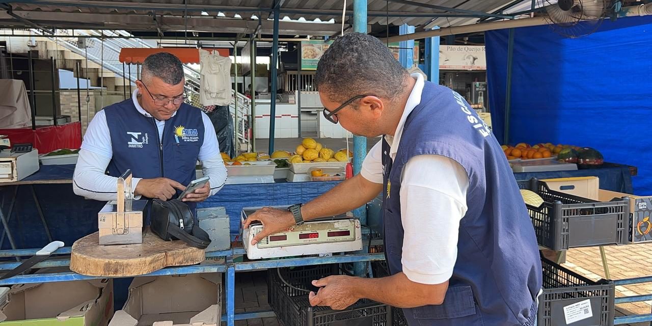 Ag&ecirc;ncia de Metrologia faz fiscaliza&ccedil;&atilde;o de balan&ccedil;as de pesagem na Feira da 304 Sul em Palmas