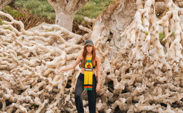 Anitta se desconecta em ilha isolada no I&ecirc;men: natureza, mist&eacute;rio e &aacute;rvores de sangue de drag&atilde;o
