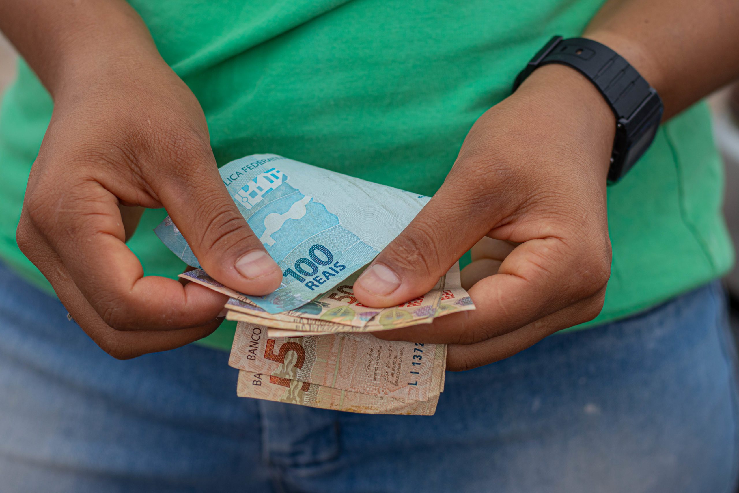 Sal&aacute;rio-m&iacute;nimo vai passar de R$ 1.600: veja o novo valor proposto para 2026