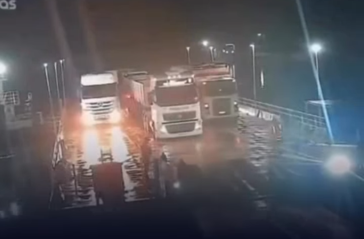 Carreta cai no Rio Acar&aacute;, no Par&aacute;, e motorista desaparece