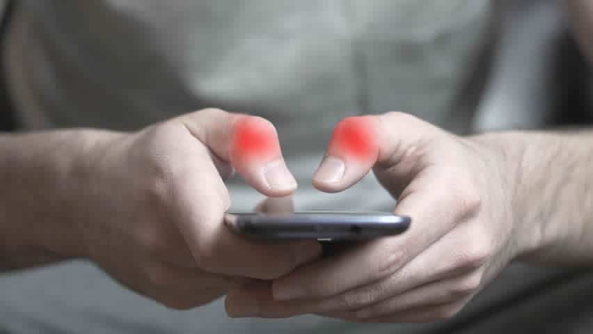 WhatsAppinite: entenda como uso excessivo de celular pode levar a tenossinovite no punho