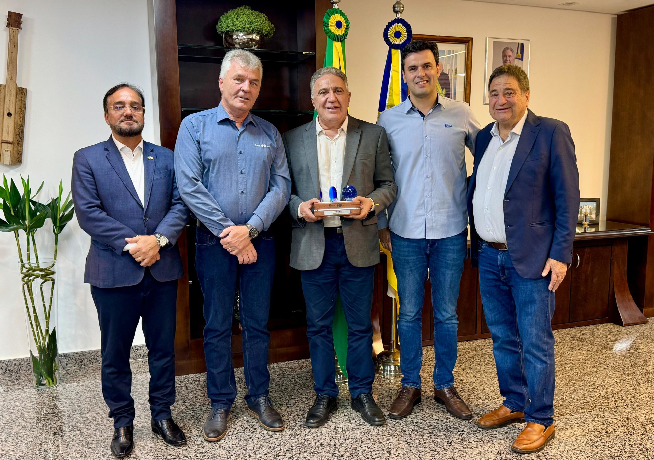 Cooperativa Fr&iacute;sia se re&uacute;ne com o governador do Tocantins para tratar de demandas do agroneg&oacute;cio