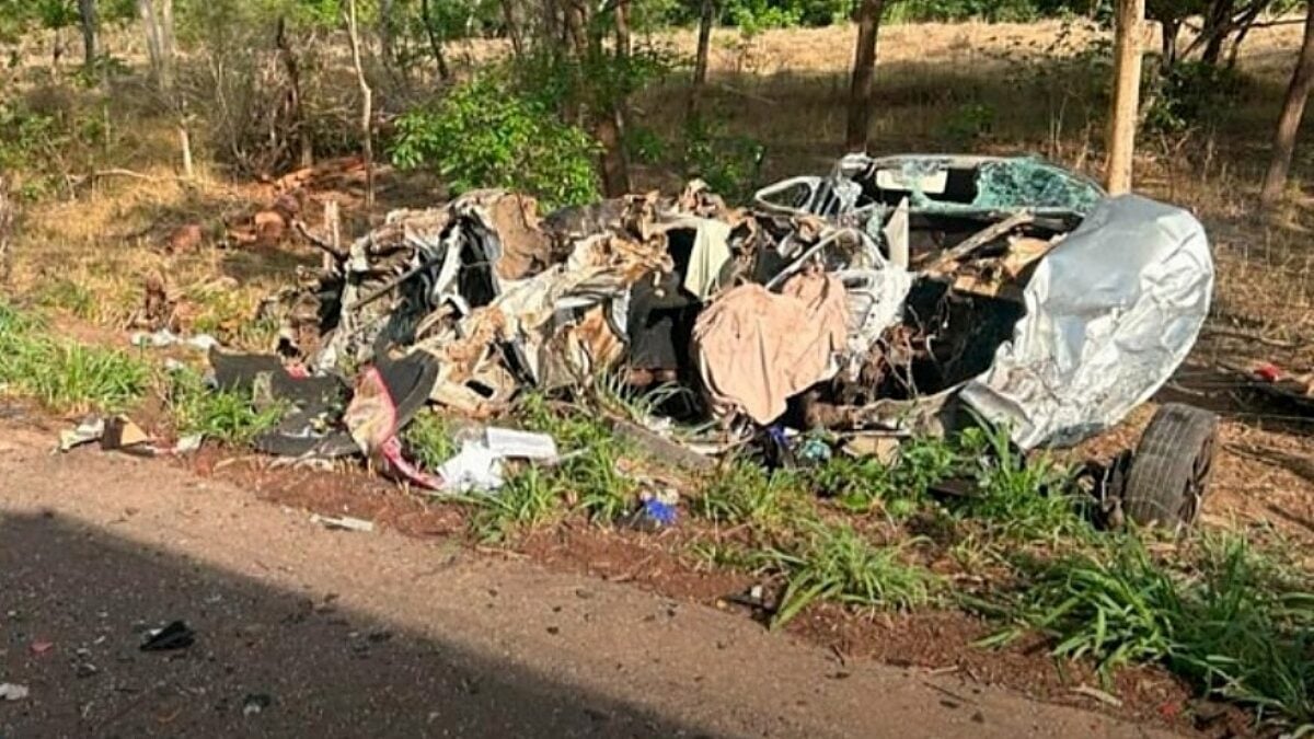 Mulher morre e sete ficam feridos ap&oacute;s grave colis&atilde;o entre dois carros e caminh&atilde;o na GO-080
