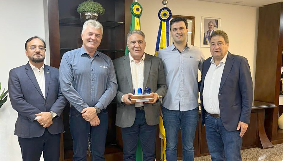 Governador Laurez Moreira recebe visita do presidente da Fr&iacute;sia Cooperativa Agroindustrial