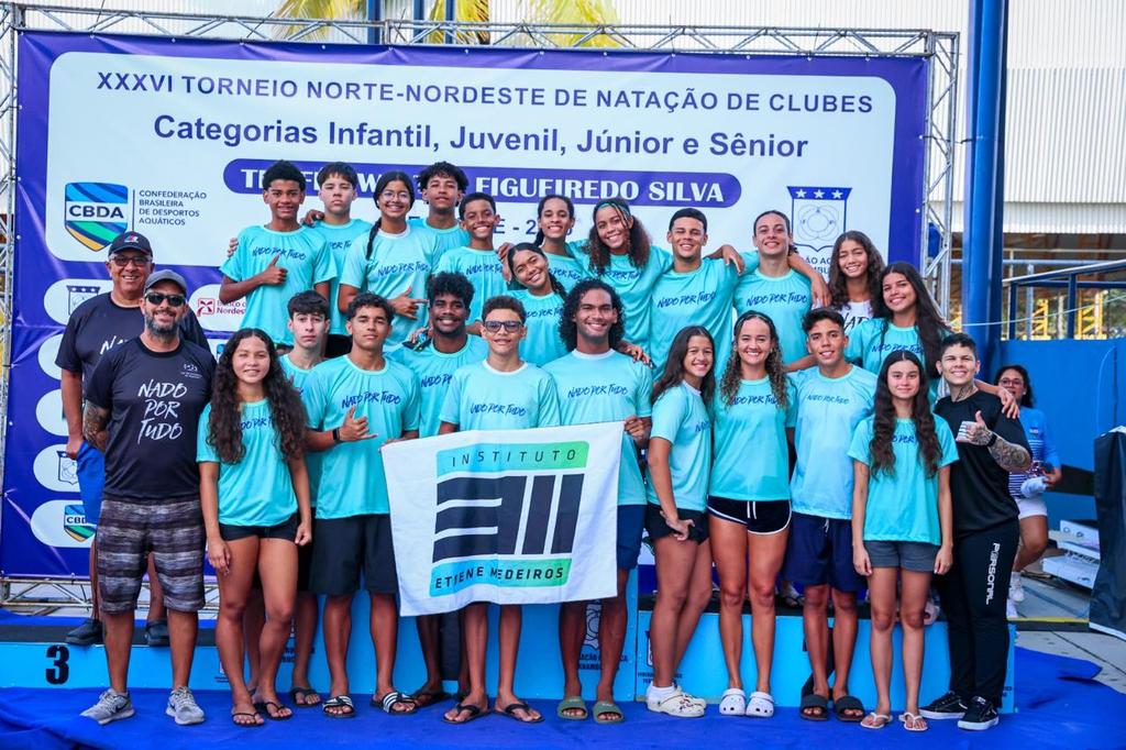 Etiene Medeiros nada no Rei e Rainha do Mar, em Jo&atilde;o Pessoa, junto com 25 alunos do IEM