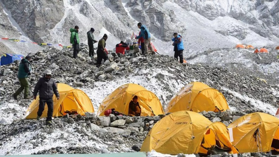 Equipes de resgate trabalham para salvar 200 excursionistas presos por nevasca perto do Everest