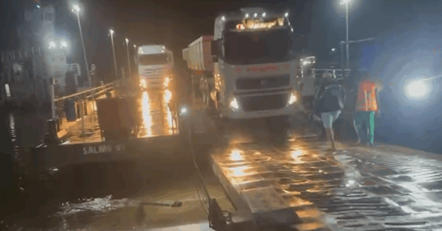 Carreta cai de balsa e afunda no rio Acar&aacute; no Par&aacute;; motorista est&aacute; desaparecido