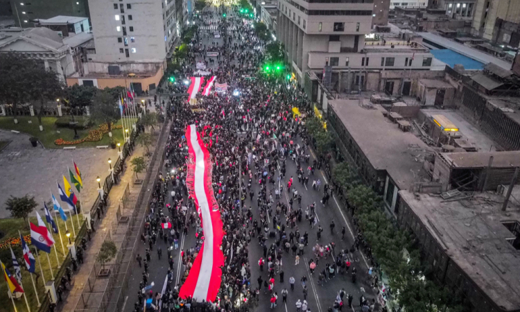 Protestos em Lima deixam um morto e mais de 100 feridos ap&oacute;s destitui&ccedil;&atilde;o da presidente Dina Boluarte