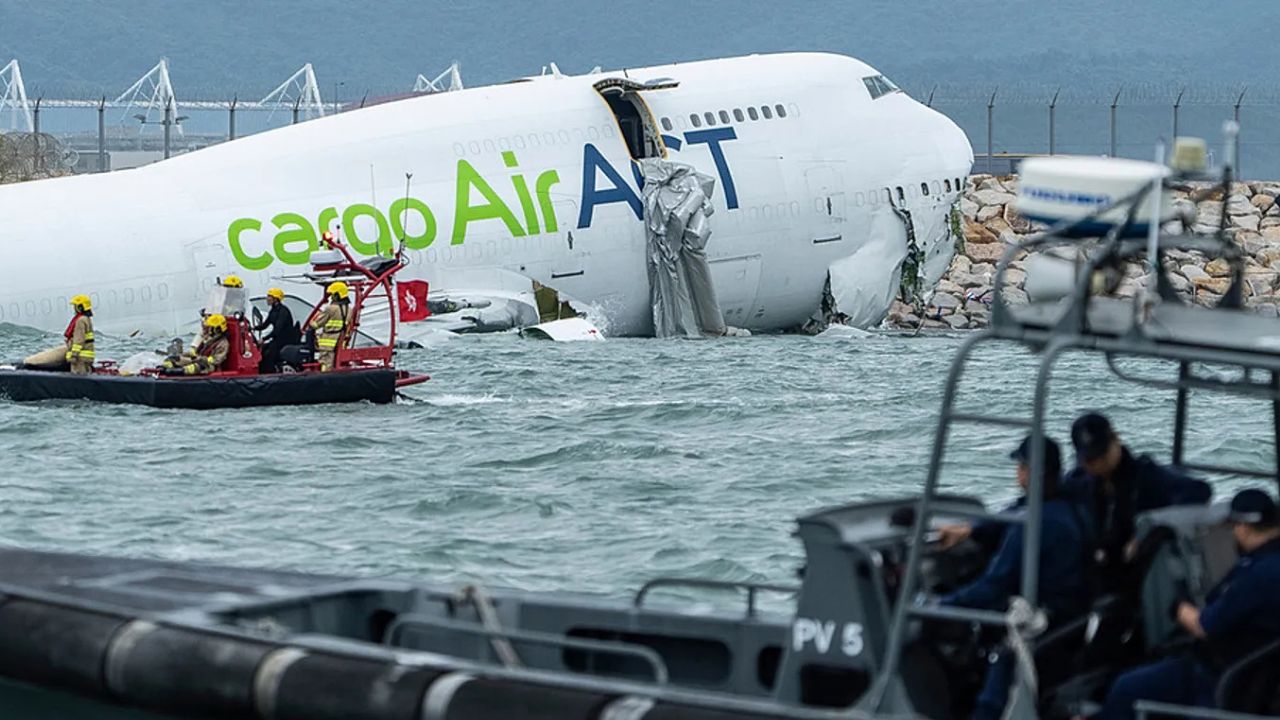 Avi&atilde;o cargueiro cai no mar durante pouso em Hong Kong e deixa duas pessoas mortas
