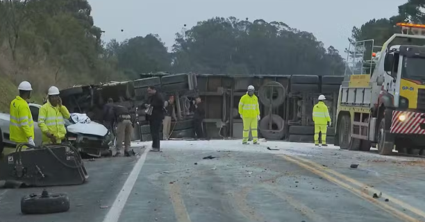 Batida entre carro e carreta no Contorno Norte de Curitiba deixa um morto e dois feridos