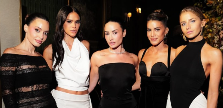 Bruna Marquezine e Demi Lovato se encontram em evento de moda em Paris