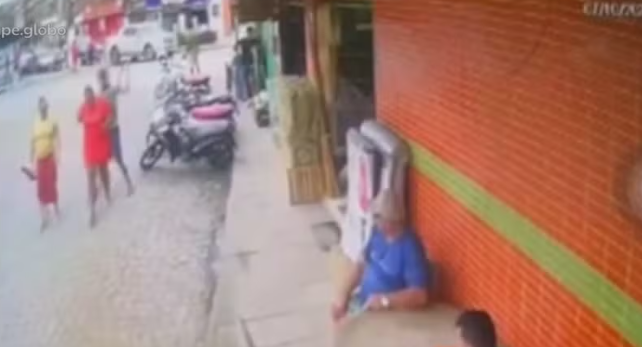 Mulher &eacute; esfaqueada no meio da rua em Escada, PE; agressor &eacute; preso em flagrante