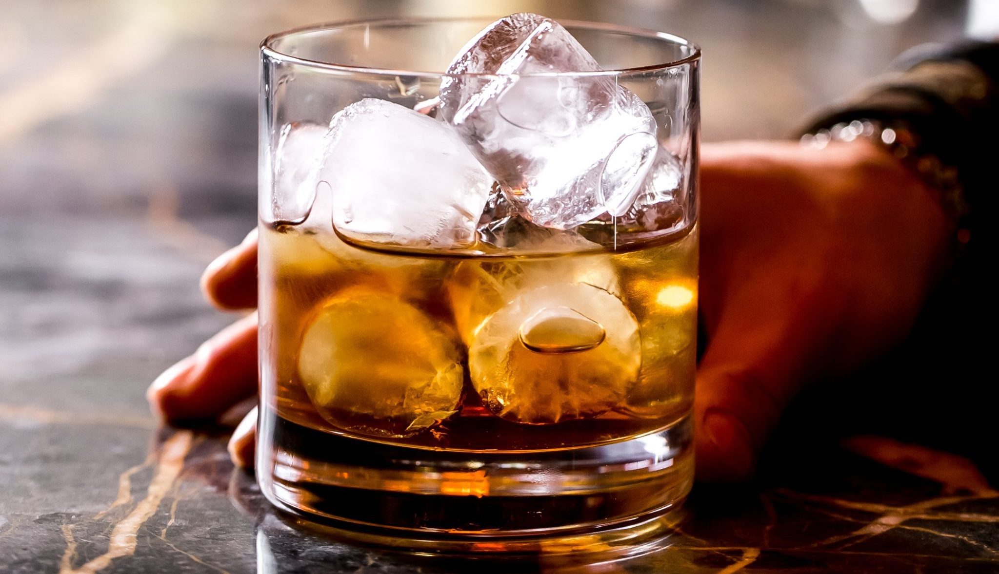 Adultera&ccedil;&atilde;o de bebidas exp&otilde;e bares a riscos criminais e de responsabilidade com consumidores