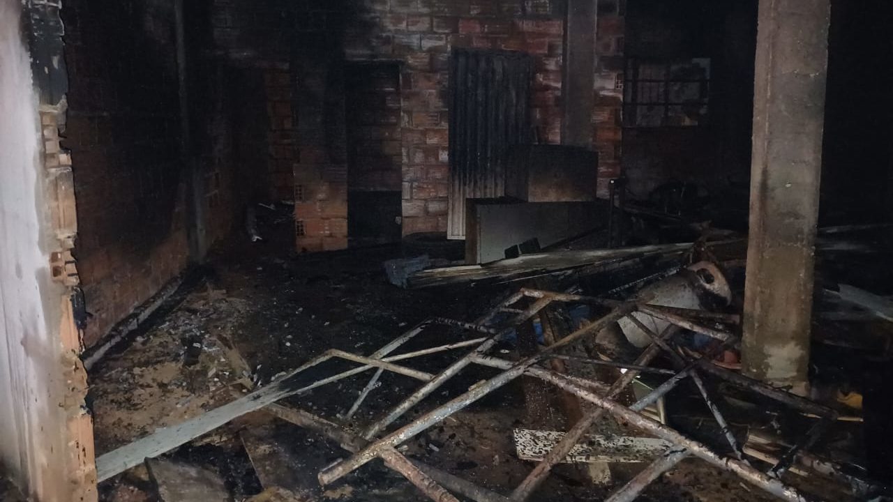 Inc&ecirc;ndio criminoso &eacute; controlado por Bombeiros Militares em dep&oacute;sito comercial de Palmas