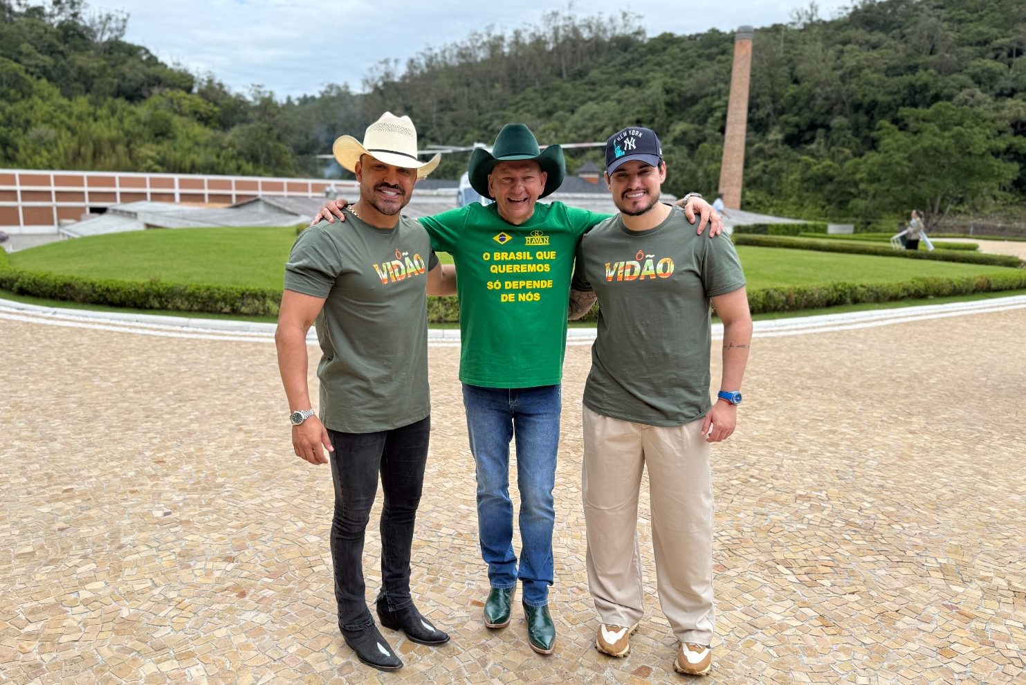 Luciano Hang reencontra dupla Brenno e Matheus na Havan em Brusque