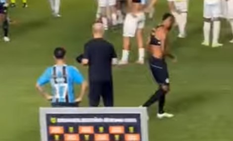 Mano Menezes tenta falar com Alex Santana ap&oacute;s Santos x Gr&ecirc;mio e &eacute; ignorado; v&iacute;deo viraliza