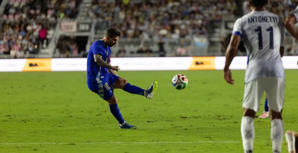 Messi supera Pel&eacute; em gols de falta e alcan&ccedil;a nova marca hist&oacute;rica na carreira